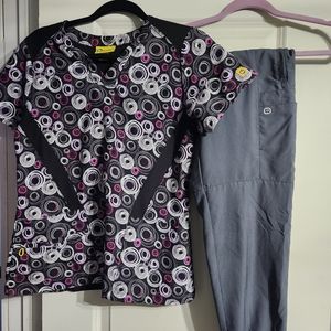 Wonder wink scrub set